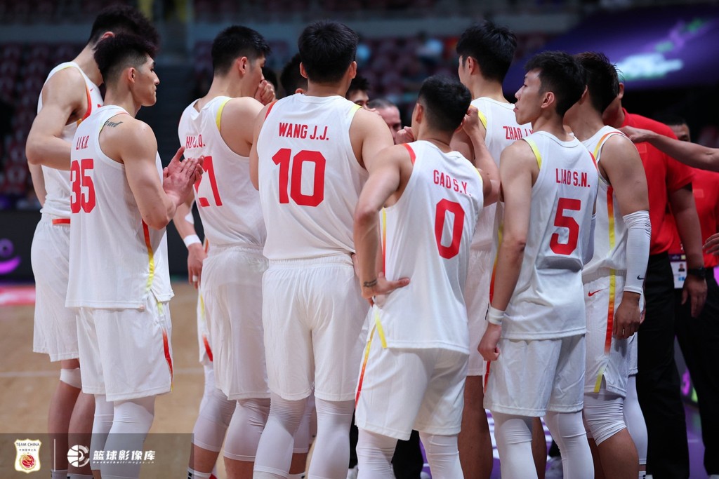 媒体人:中国男篮一大四小三后卫的配置在8分钟里 进攻篮板率是0%