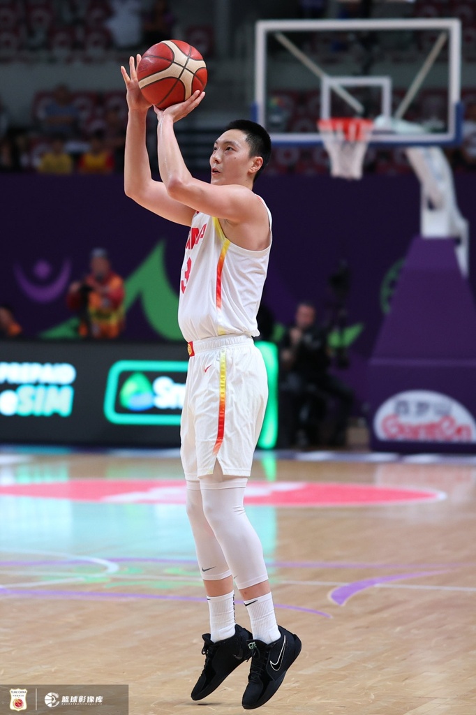 媒体人:中国男篮首发调整一下吧 把不得分的球员放到替补找状态
